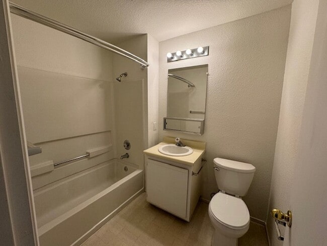 Building Photo - Beautiful 3 Bedroom, 2 Bathroom Upstairs C...