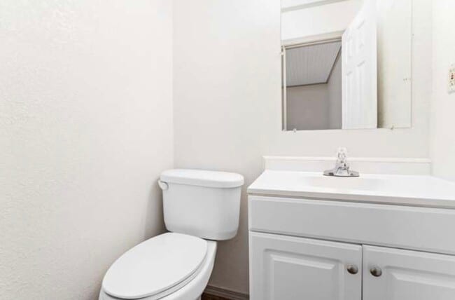 Building Photo - 245 E Smith St