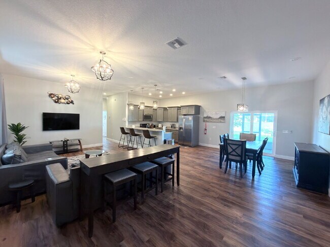 Building Photo - 3-bedroom, 2-bathroom home with a 2-car garage