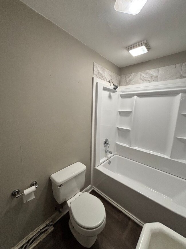 Building Photo - Quiet Country Feel — Minutes From Downtown Knoxville 2bd/1bth