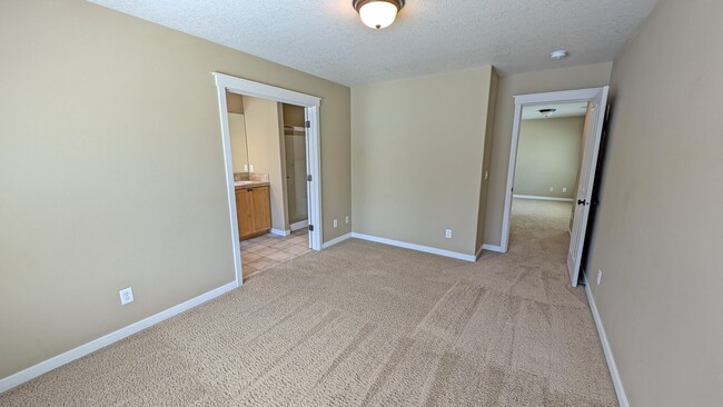 Building Photo - 2 bedroom 2.5 bath townhouse