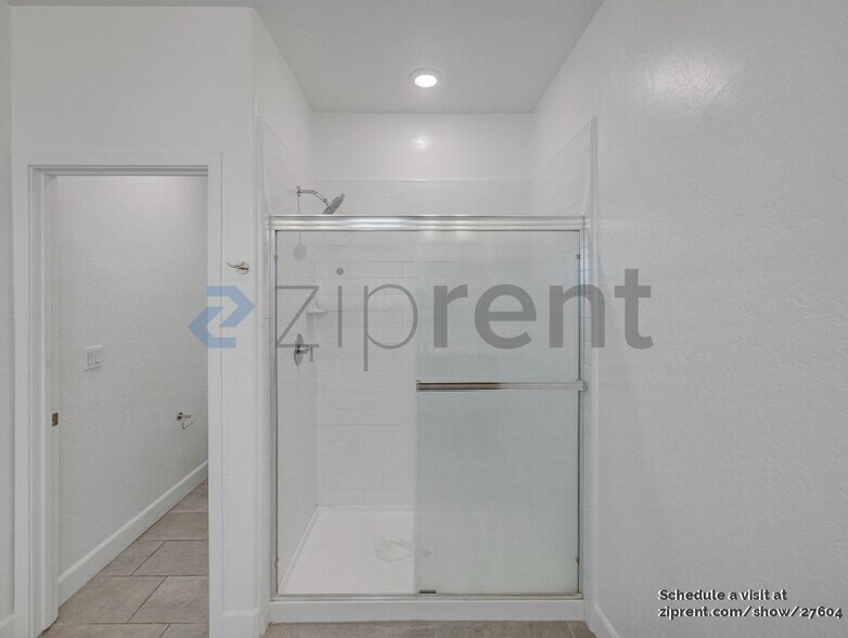 Building Photo - Unit