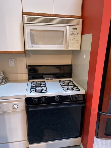 Gas Stove Top/Oven - 9541 James St