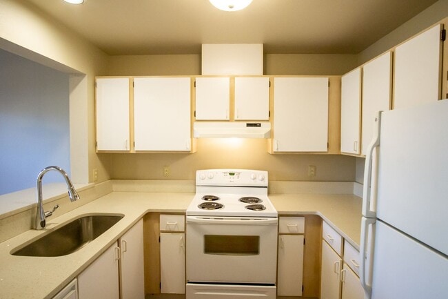 Building Photo - Top Floor 2/2 w/Condo Finishes + Vaulted Ceilings!!