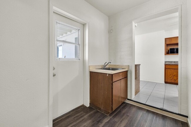 Building Photo - 6 Bedroom! 4 1/2 BATHS!  ASU! Diving Pool! Less than 1 mile to campus