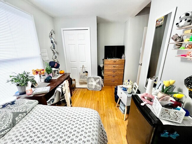 Building Photo - Varsity Management