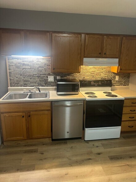 Building Photo - 4403 W Capri Ct