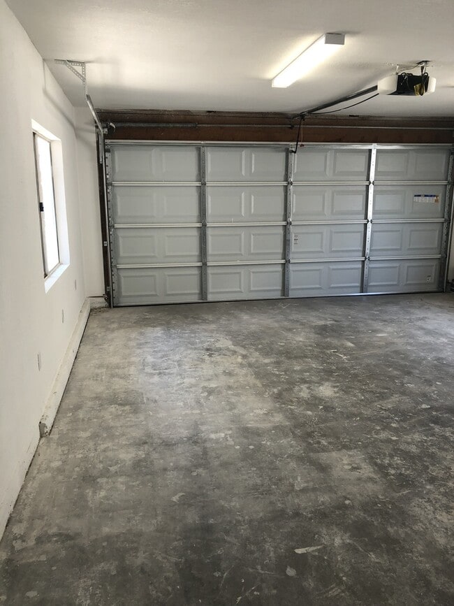 Building Photo - 4 Bedroom, 2 Bathroom Home!