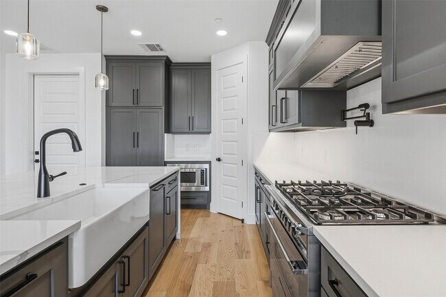 Building Photo - 404 Vista Buena Trl