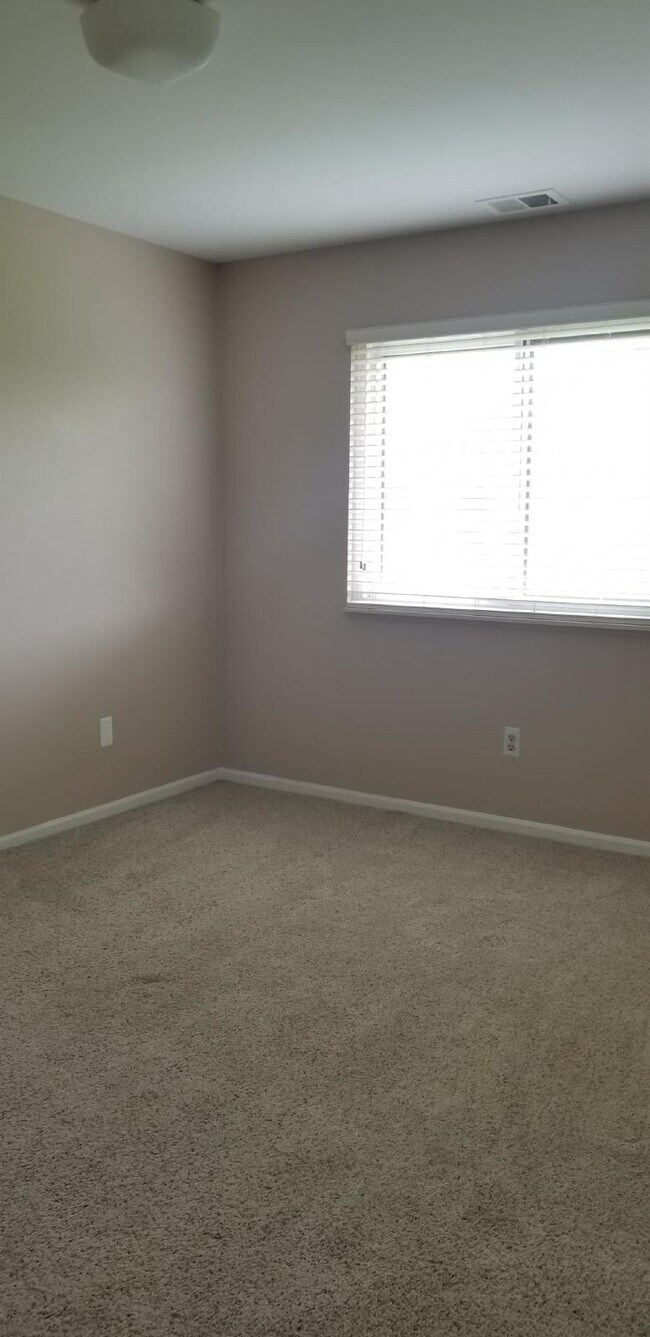 Building Photo - Updated 2 Bed Upper Condo, Vaulted Ceiling...