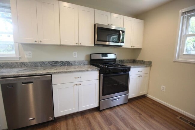 Building Photo - 10717 Maple St