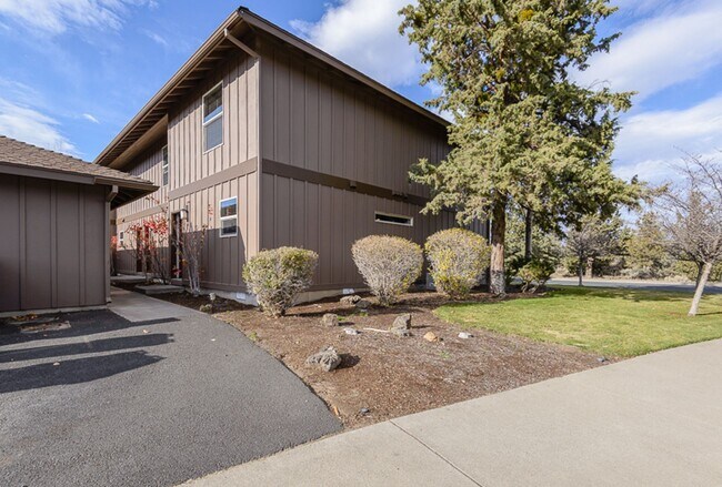 Building Photo - Conveniently Located 2 Bed/2.5 Bath Townhome with Garage - Near St. Charles