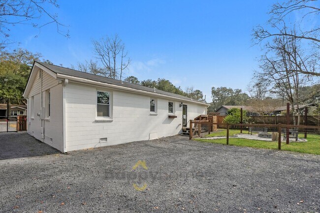 Building Photo - 3 Bedroom, 1 Bath Home in Johns Island featuring Outdoor Shower, Flex Loft Space & NO HOA