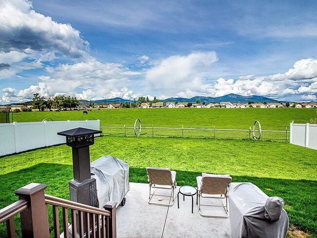 Building Photo - Beautiful 4BR, 2.5BTH, 3-Story Home in Post Falls