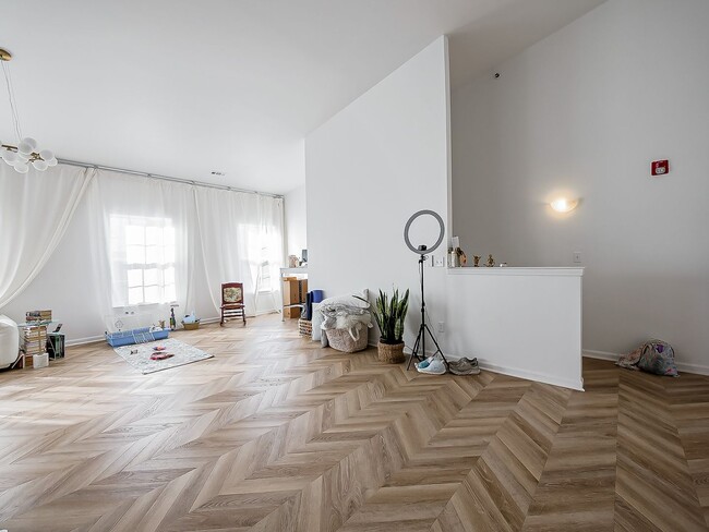 Building Photo - Available now!!Welcome to this charming 2-bedroom, 2-bathroom Condo in Sterling Heights, MI.