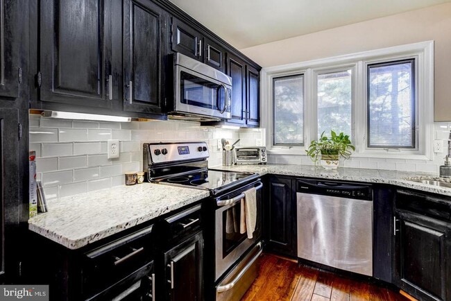 Building Photo - 1849 N Uhle St