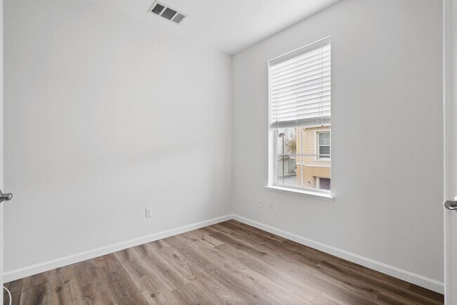 Building Photo - 643 Turnbuckle Dr