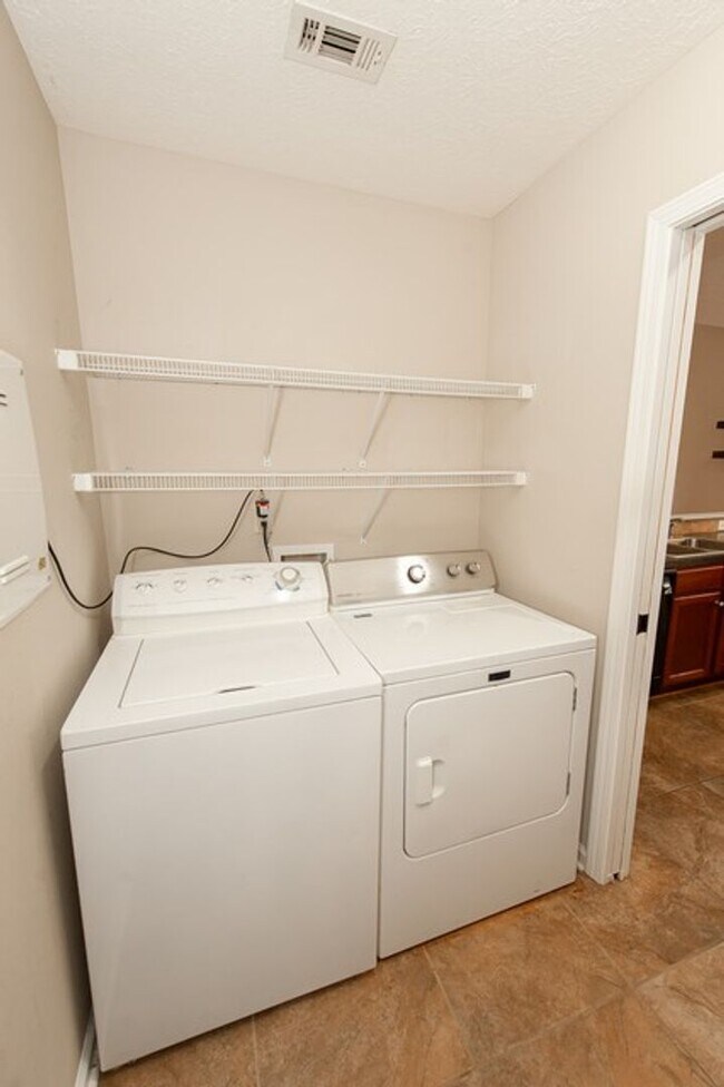 Building Photo - 8740 Lindsey Ln