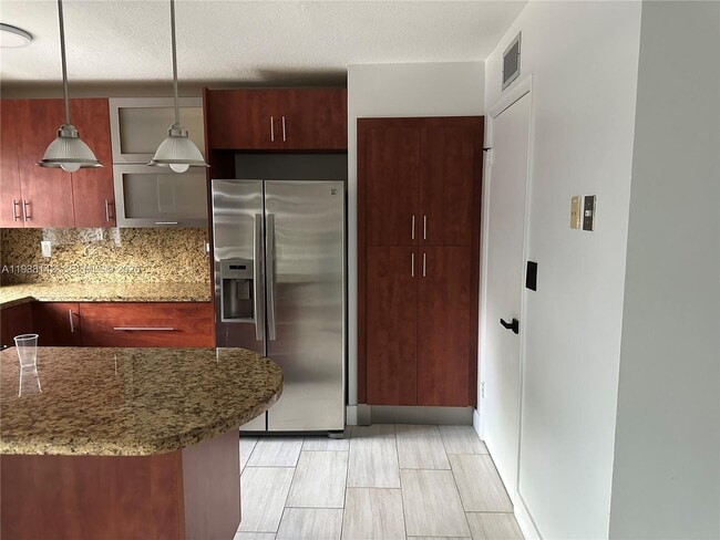 Building Photo - 6526 Kendale Lakes Dr