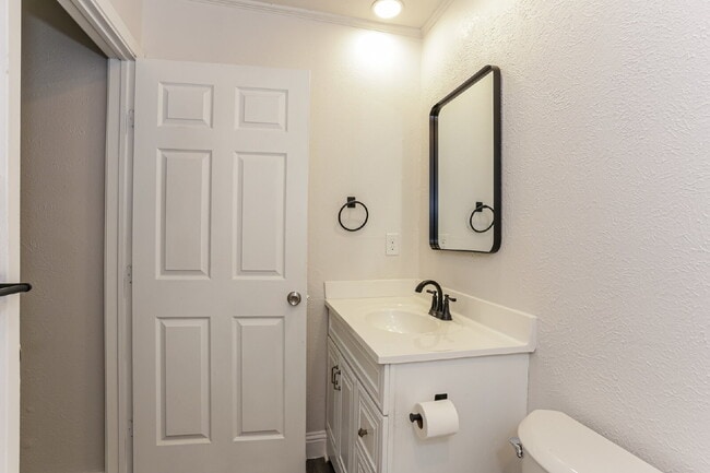 Building Photo - 507 Button Dr