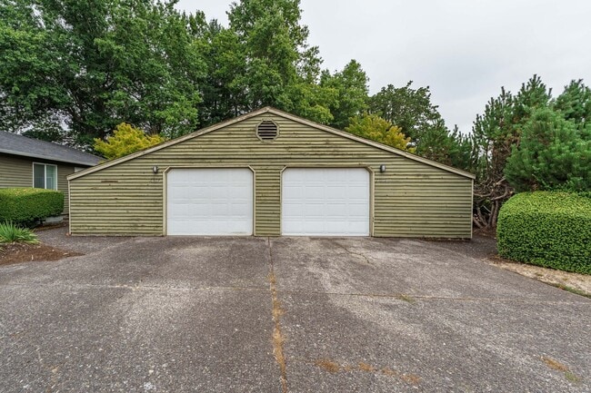 Building Photo - 2 Bedroom 2 Bath with single car garage