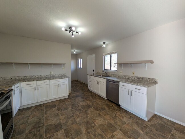 Building Photo - 603 W Routt Ave