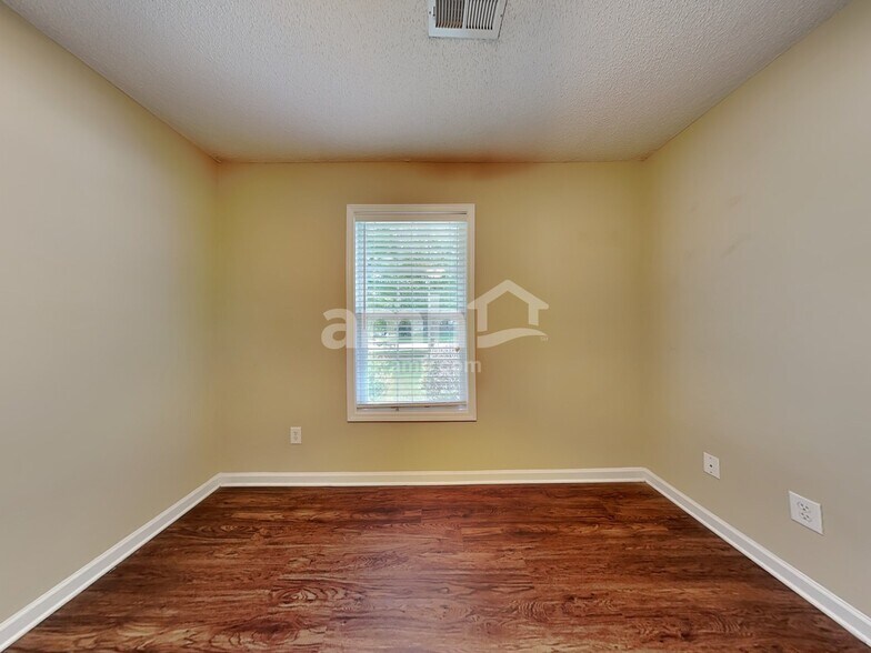 Building Photo - 213 Fiddlers Knoll Ct