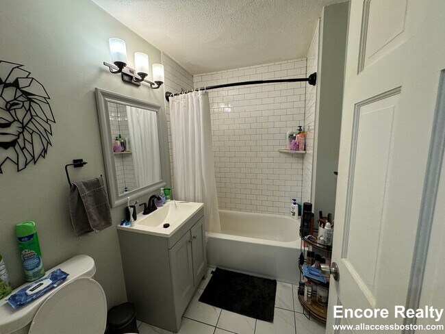 Building Photo - 120 London St