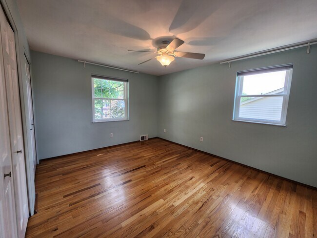 Building Photo - 720 Woodfield Dr
