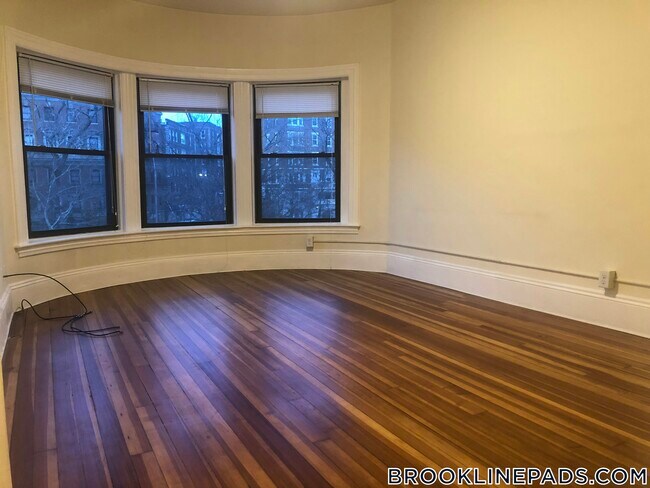 Building Photo - 1463 Beacon St