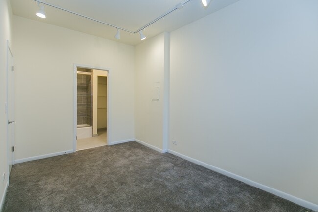 Building Photo - 2324 N Clark St