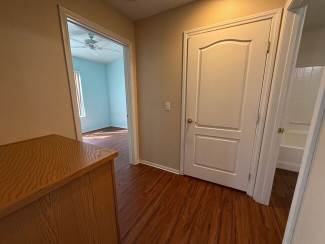 Building Photo - Gorgeous 2 bedroom townhouse Ready for immedate move-in!