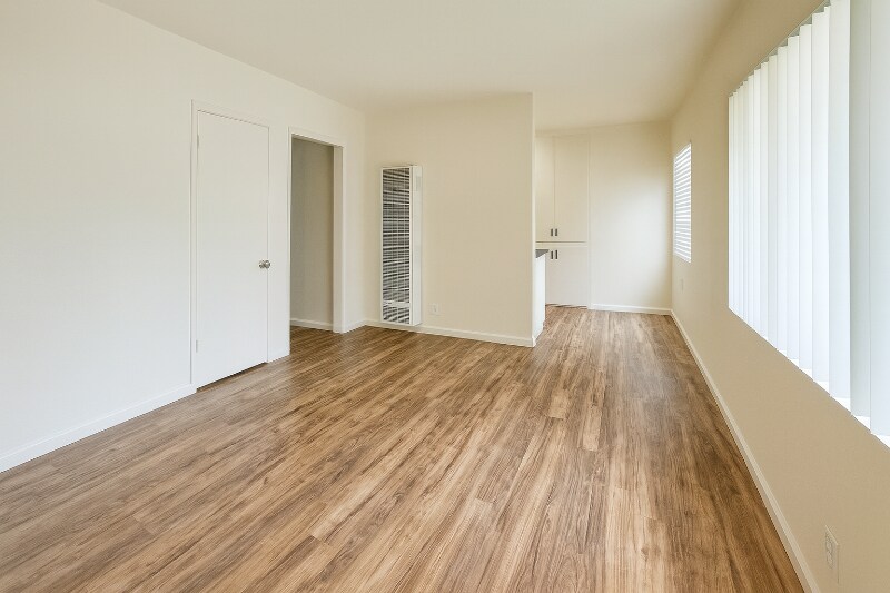 Building Photo - 331 E 1st St