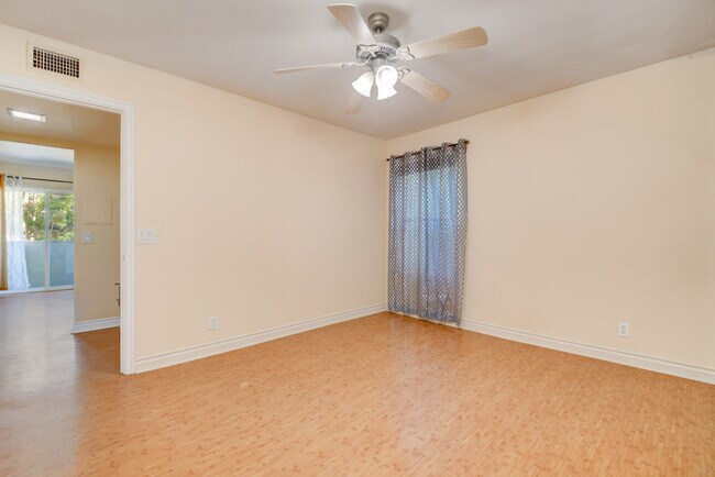 Building Photo - 194 Avenida Descanso