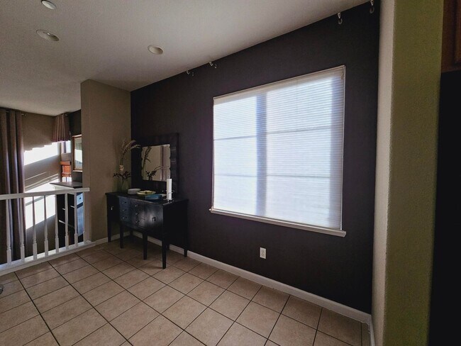 Building Photo - Modern Spacious Townhome in San Pablo