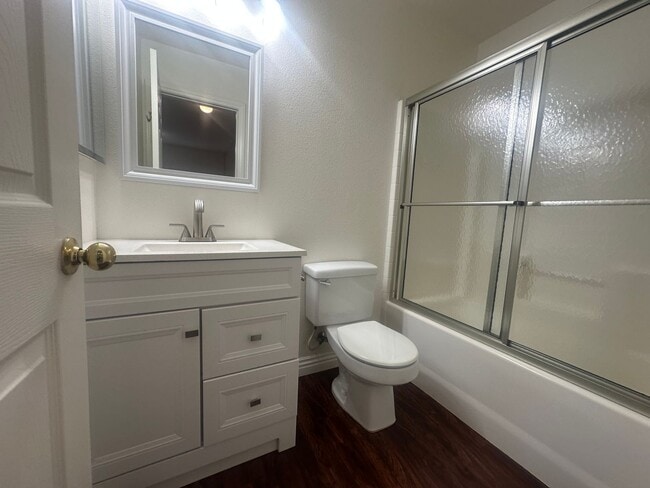 Building Photo - Great Townhome in Henderson Gated Community