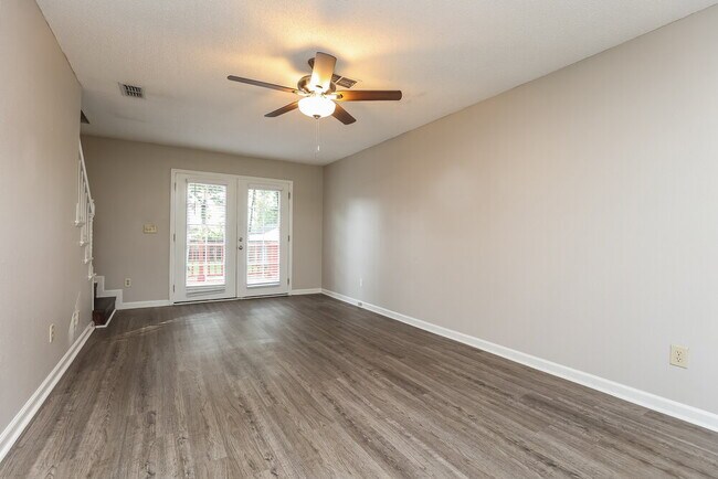 Building Photo - 495 Forest Ridge Dr