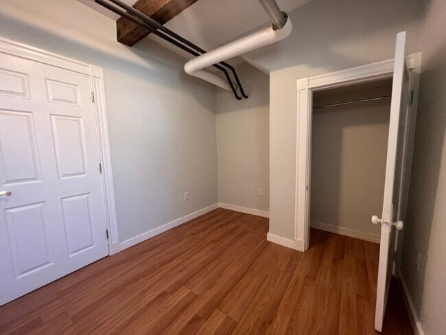 Building Photo - 7 Sherborn Ct