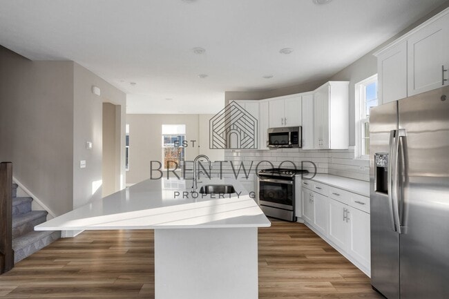 Building Photo - Move-In Ready Modern Townhome in Sought-Af...