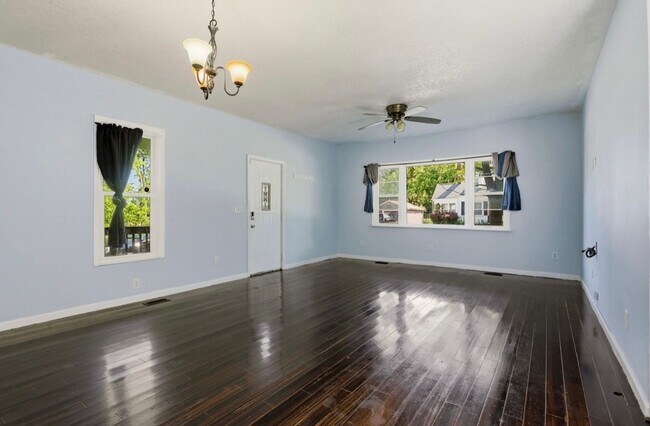 Building Photo - Charming 3-Bedroom Home with Fenced Yard!