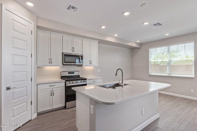 Building Photo - 5835 E Rose Garden Ln