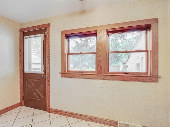 Building Photo - 1023 Sackett Ave