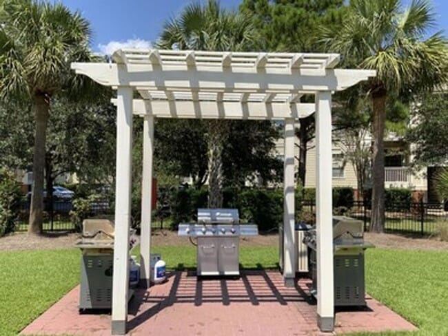 Building Photo - Beautiful Condo in Mount Pleasant!