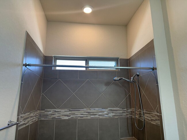 Building Photo - Stunning Rental Home in Gated Wortham Oaks...