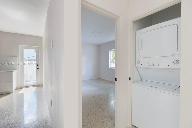 Building Photo - 7800 NE 10th Ct