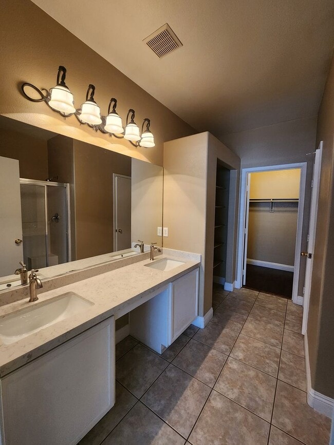 Building Photo - A Fabulous 3 Bedroom Townhome In North Las...