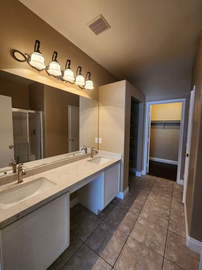 Building Photo - A Fabulous 3 Bedroom Townhome In North Las Vegas