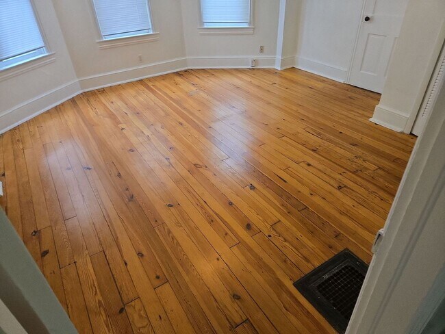 Building Photo - 552 E King St