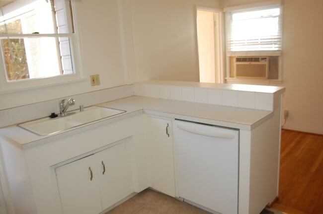 Building Photo - 2927 Lomita Rd