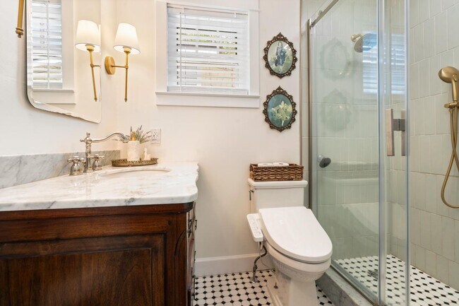 Building Photo - Charming 3 Bedroom Home Near Downtown Savannah with Flex Room & Fenced Yard